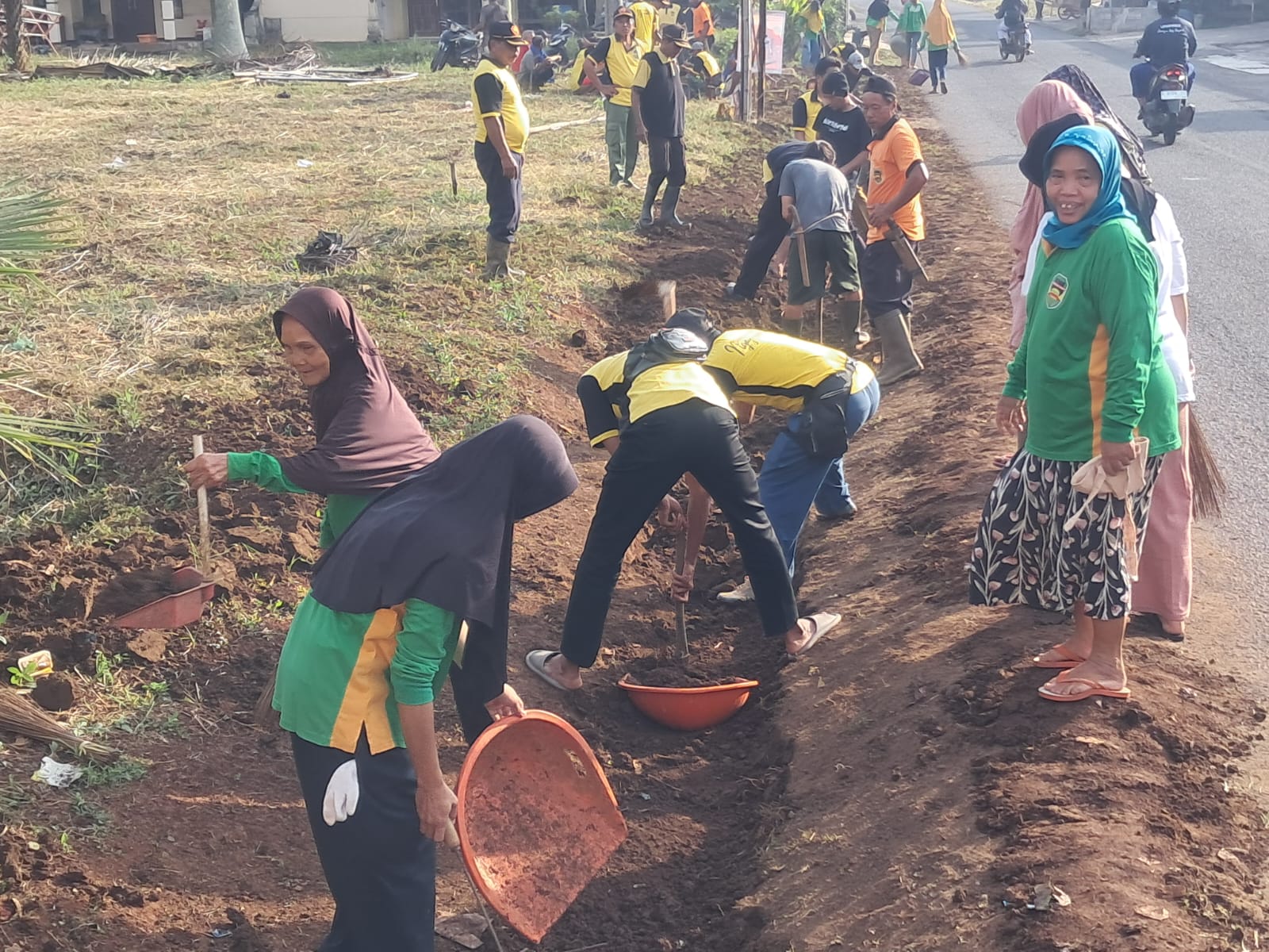 Semangat Gotong Royong! Warga dan Pemerintah Desa Dangdeur Gelar Kegiatan Ngosrek Bareng